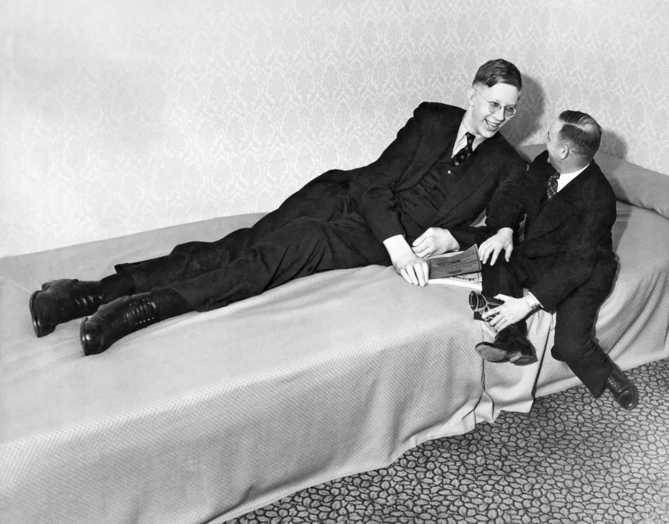 Z czasem Wadlow miał coraz słabsze czucie w nogach. Nigdy nie korzystał z wózka inwalidzkiego, ale zaczął nosić specjalny aparat ortopedyczny ułatwiający chodzenie. Z czasem Wadlow miał coraz słabsze czucie w nogach. Nigdy nie korzystał z wózka inwalidzkiego, ale zaczął nosić specjalny aparat ortopedyczny ułatwiający chodzenie.