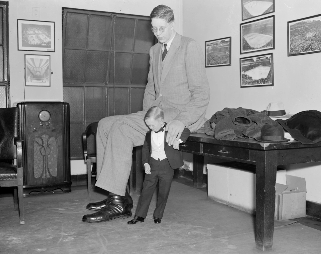 Co ciekawe, Robert Wadlow był też posiadaczem największych dłoni na świecie, które mierzyły po 32,3 cm (licząc od nadgarstka do czubka środkowego palca) oraz największych stóp o długości 47 cm. Rozmiar butów Amerykanina wynosił 75, a jedna para kosztowała w przeliczeniu na dzisiejsze ceny około 6500 złotych. Na szczęście podczas trasy cyrkowej z International Show Company, firma zrobiła mu buty za darmo. Co ciekawe, Robert Wadlow był też posiadaczem największych dłoni na świecie, które mierzyły po 32,3 cm (licząc od nadgarstka do czubka środkowego palca) oraz największych stóp o długości 47 cm. Rozmiar butów Amerykanina wynosił 75, a jedna para kosztowała w przeliczeniu na dzisiejsze ceny około 6500 złotych. Na szczęście podczas trasy cyrkowej z International Show Company, firma zrobiła mu buty za darmo.