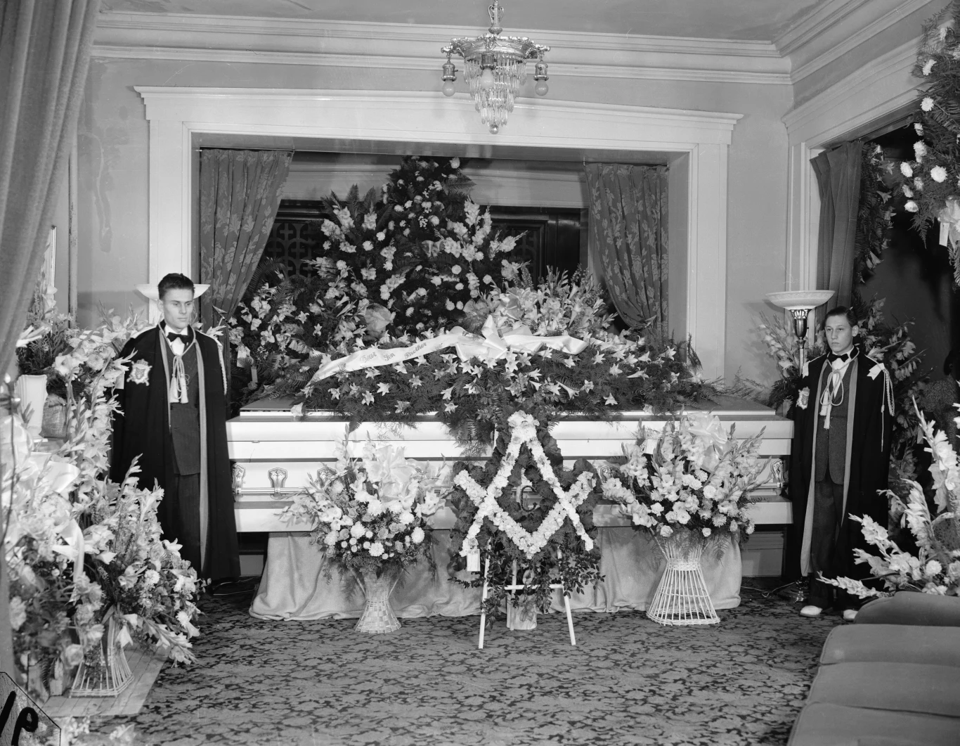 O śmierci Roberta Wadlowa było głośno w całych Stanach Zjednoczonych. W uroczystościach pogrzebowych wzięło udział ponad 33 tysiące osób. Trumna mierzyła 3,28 m długości i nie zmieściła się cała do karawanu. Ważyła 450 kg i była niesiona przez 20 osób. Po pogrzebie rodzina w obawie, że ktoś będzie chciał wykopać ciało Roberta, zabezpieczyła trumnę warstwą betonu. W 1986 roku w Alton został wzniesiony pomnik Delikatnego Giganta. Mateusz Zajega O śmierci Roberta Wadlowa było głośno w całych Stanach Zjednoczonych. W uroczystościach pogrzebowych wzięło udział ponad 33 tysiące osób. Trumna mierzyła 3,28 m długości i nie zmieściła się cała do karawanu. Ważyła 450 kg i była niesiona przez 20 osób. Po pogrzebie rodzina w obawie, że ktoś będzie chciał wykopać ciało Roberta, zabezpieczyła trumnę warstwą betonu. W 1986 roku w Alton został wzniesiony pomnik Delikatnego Giganta. Mateusz Zajega