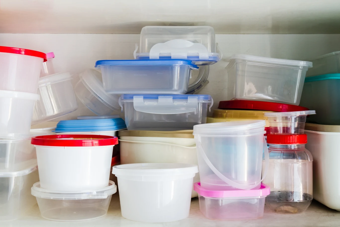 Na liście powierzchni i materiałów, na których koronawirus utrzymuje się szczególnie długo, znalazł się m.in. popularny poliester. Do materiałów „lubianych” przez koronawirusa należy też m.in. plastik i stal – na nich ten drobnoustrój utrzymuje się nawet 3 dni. 