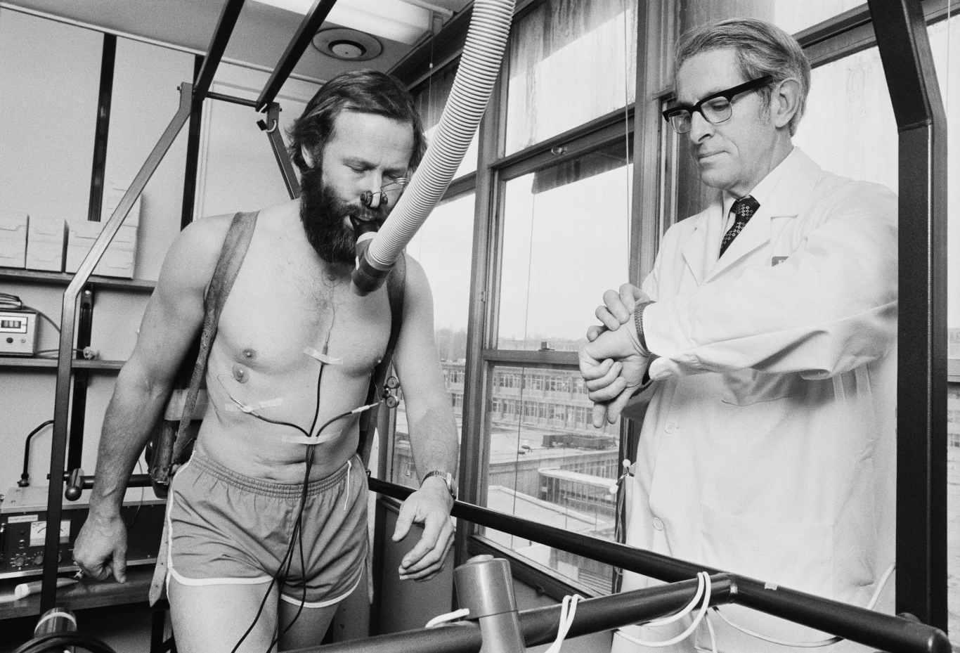 Chris Bonington w czasie treningu z aparaturą tlenową Chris Bonington w czasie treningu z aparaturą tlenową