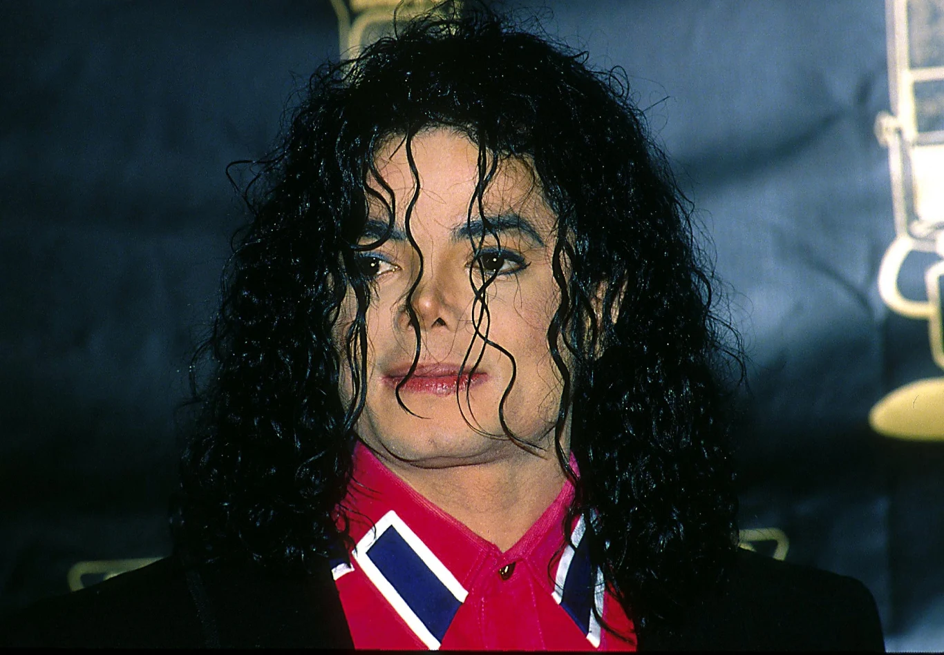 Michael Jackson zmarł 25 czerwca 2009 roku z powodu zatrzymania akcji serca. Do śmierci miały doprowadzić m.in. błędy popełnione przez lekarza Jacksona, Conrada Murraya oraz uzależnienie króla popu od silnych leków przeciwbólowych. Jednak dla wielu wyznawców teorii spiskowych wokalista po prostu upozorował swoją śmierć, gdyż miał ogromne długi (400 milionów dolarów). 