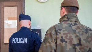 Służby podczas kontroli osób przebywających na kwarantannie, zdjęcie ilustracyjne