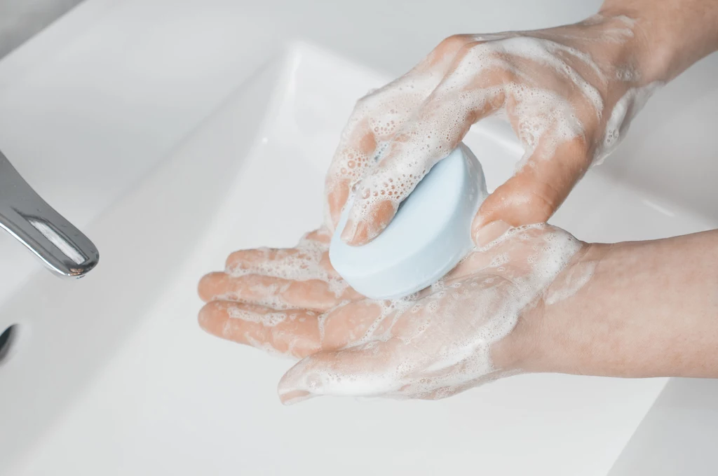 Zamiast tradycyjnego mydła czy żelu antybakteryjnego warto użyć produktu czyszczącego o właściwościach nawilżających