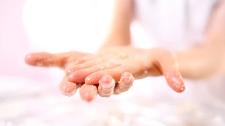 Domowe sposoby na suche dłonie znacznie ułatwiają ich pielęgnację.