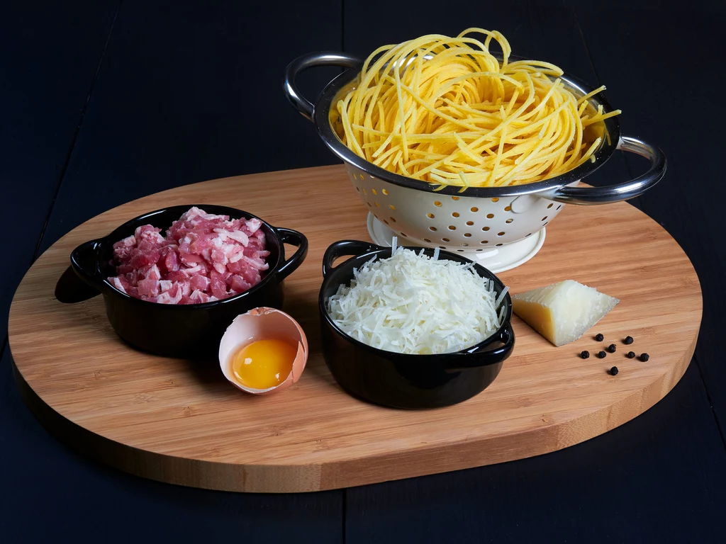 Składniki na carbonarę: makaron, żółtko jajka, guanciale lub boczek, pecorino, pieprz