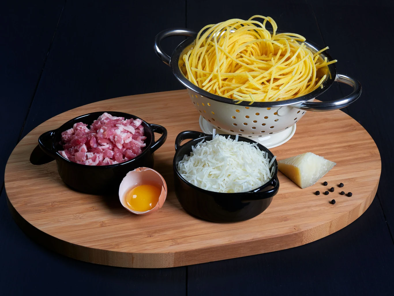 Składniki na carbonarę: makaron, żółtko, guanciale, pecorino, pieprz