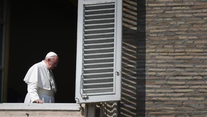 Papież Franciszek w oknie Pałacu Apostolskiego na placu św. Piotra (zdjęcie ilustracyjne)