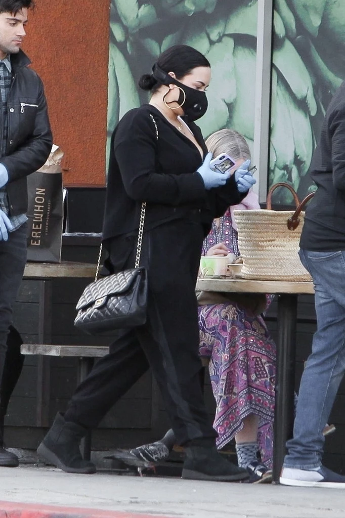 Demi Lovato robi zakupy w dobie pandemii