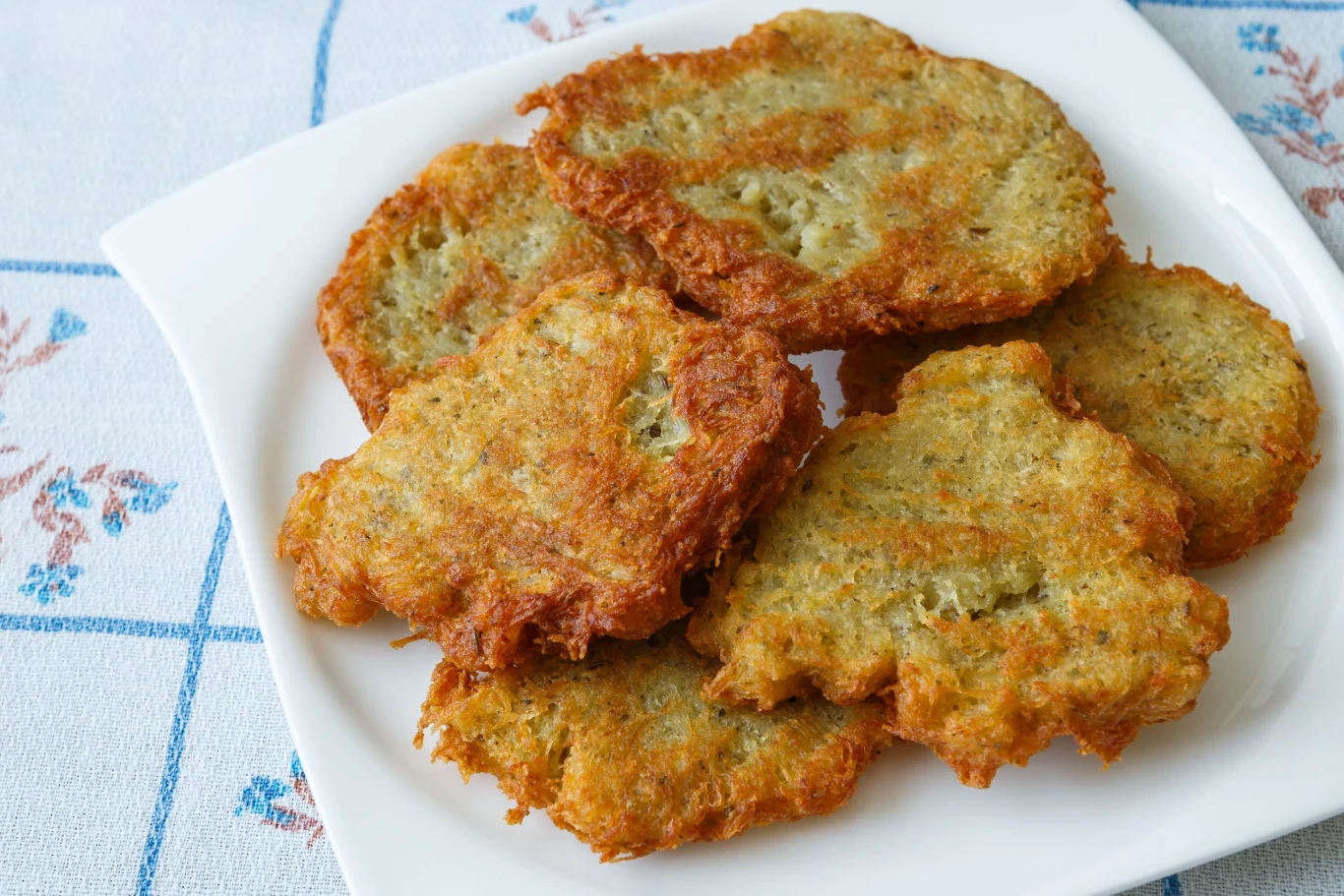 Placki ziemniaczane z dodatkiem octu to gwarancja chrupkości. Ten trik znały już nasze babcie. 