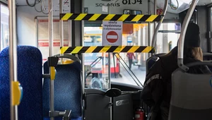 Kierowcy zostali - dla bezpieczeństwa - oddzieleni od pasażerów. A policja chce ich karać...