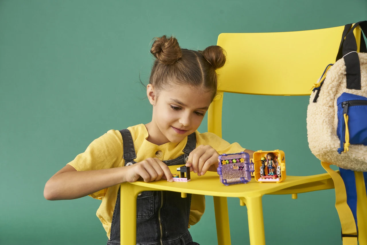 Do zebrania jest pięć kolorowych kostek LEGO Friends Do zebrania jest pięć kolorowych kostek LEGO Friends