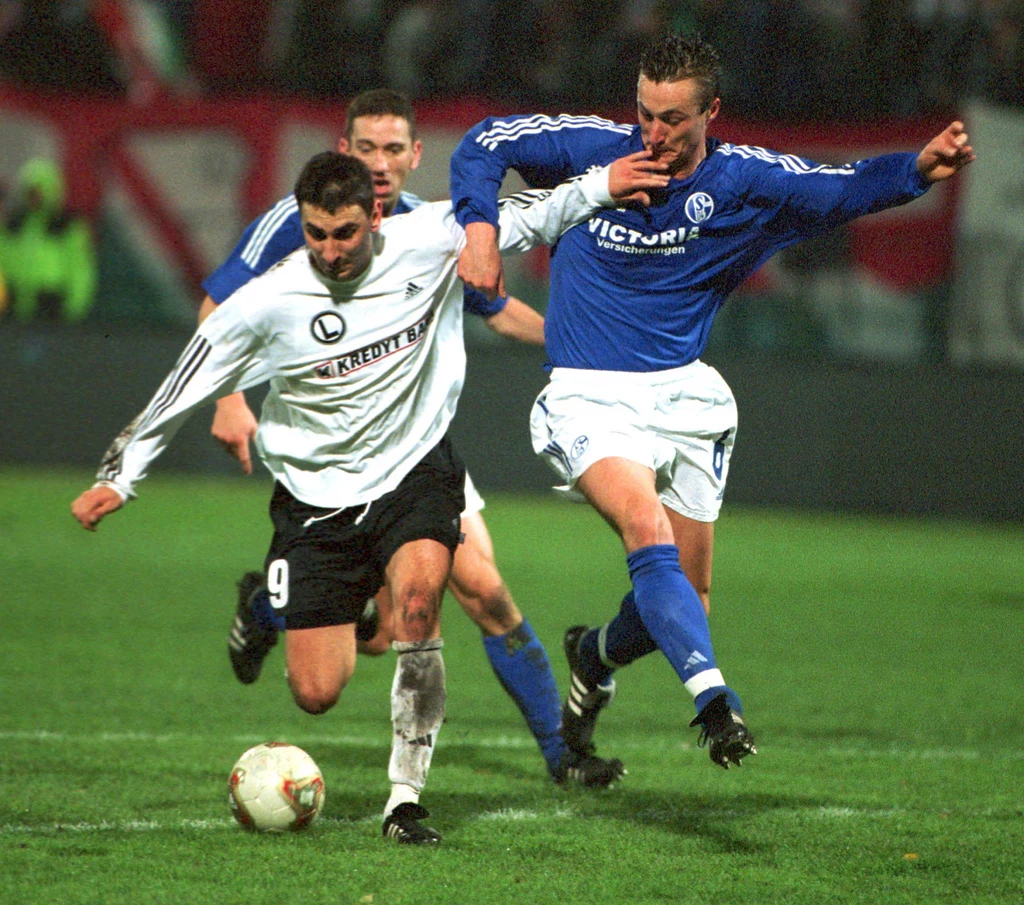 Stanko Svitlica walczy o piłkę z Tomaszem Hajto podczas meczu Legia - Schalke w 2. rundzie Pucharu UEFA, październik 2002 Stanko Svitlica walczy o piłkę z Tomaszem Hajto podczas meczu Legia - Schalke w 2. rundzie Pucharu UEFA, październik 2002