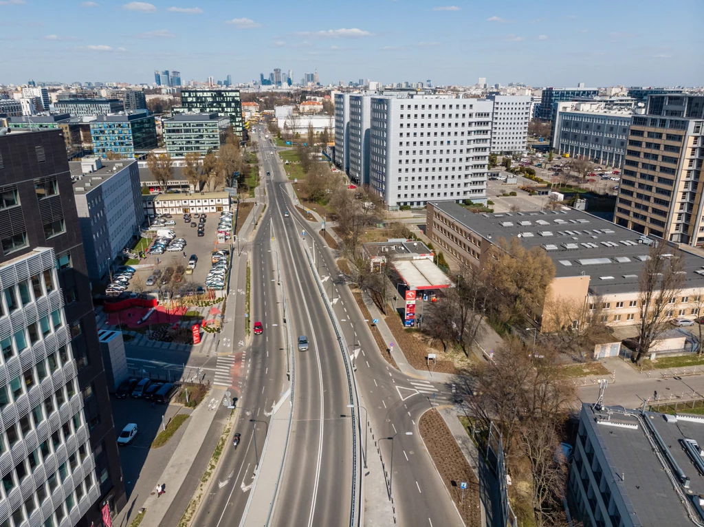 Samochodów nie ma. Smog pozostał. Aktywistom to nie przeszkadza