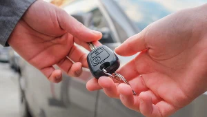 Firmy leasingowe na własną rękę zaczynają pomagać klientom. Fot. Marie Van den Meersschaut