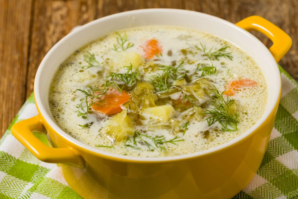 Przecier z ogórków jest niezastąpioną bazą do przygotowania pysznej zupy ogórkowej