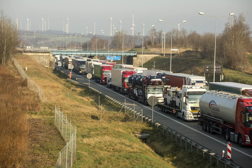 Nie dość, że spadła liczba zamówień, to codziennością stały się kontrole graniczne i sanitarne