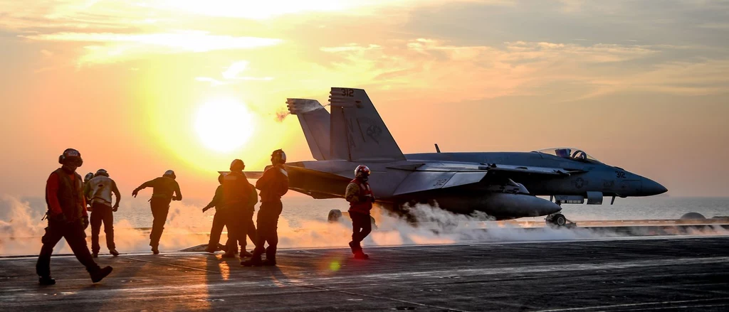  F/A-18E Super Hornet ze składu Pokładowego Dywizjonu Szturmowo-Myśliwskiego (VFA) 113 na pokładzie  USS "Theodor Roosevelt"