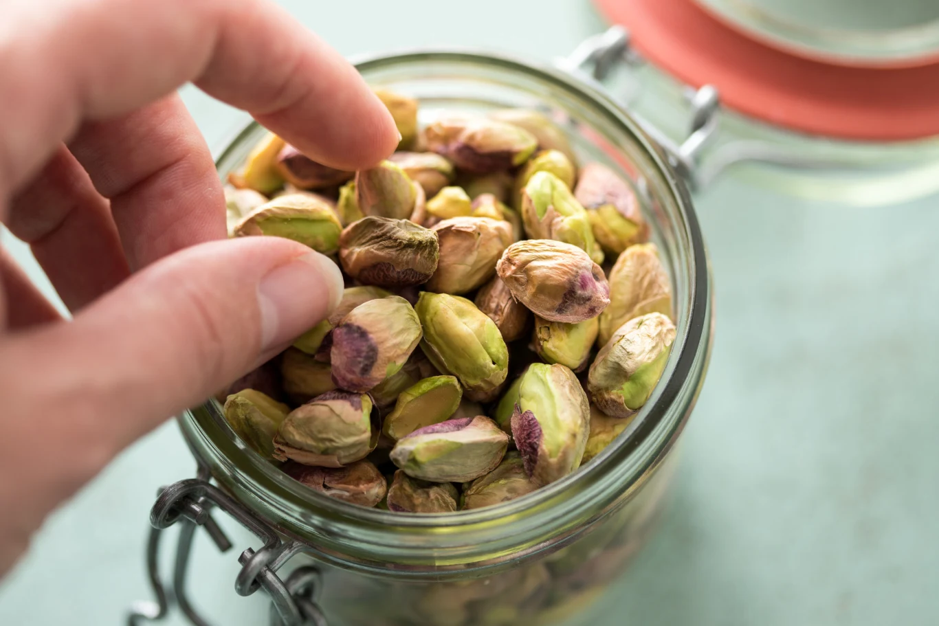 Orzechy zawierają dużo tłuszczu, ale są też wyjątkowo zdrowe. Ich wysoka kaloryczność paradoksalnie nie przeszkadza w zrzucaniu zbędnych kilogramów, ponieważ są bardzo sycące. W efekcie zjadamy o wiele mniejsze posiłki. Orzechy zawierają dużo tłuszczu, ale są też wyjątkowo zdrowe. Ich wysoka kaloryczność paradoksalnie nie przeszkadza w zrzucaniu zbędnych kilogramów, ponieważ są bardzo sycące. W efekcie zjadamy o wiele mniejsze posiłki.