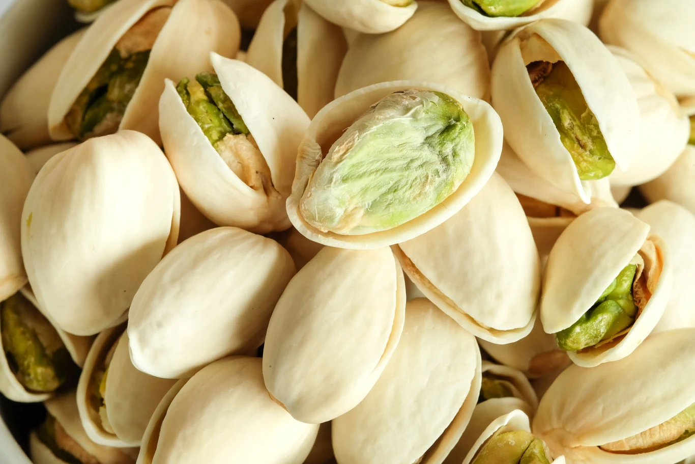 Jedząc orzechy, warto zastosować "zasadę pistacji". Sformułował ją dr James Painter z University of Eastern Illinois, który odkrył, że włączenie do diety orzechów w skorupkach o 41 proc. zmniejsza liczbę kalorii spożywanych w ciągu dnia. A wszystko dlatego, że otwarcie łupiny orzecha nie jest takie proste i wymaga wysiłku oraz czasu. Efekt możemy podkręcić jeszcze bardziej, zostawiając łupiny w widocznym miejscu na stole. Dla mózgu taki obrazek to informacja, że już sporo zjedliśmy i powinniśmy czuć się syci. Jedząc orzechy, warto zastosować "zasadę pistacji". Sformułował ją dr James Painter z University of Eastern Illinois, który odkrył, że włączenie do diety orzechów w skorupkach o 41 proc. zmniejsza liczbę kalorii spożywanych w ciągu dnia. A wszystko dlatego, że otwarcie łupiny orzecha nie jest takie proste i wymaga wysiłku oraz czasu. Efekt możemy podkręcić jeszcze bardziej, zostawiając łupiny w widocznym miejscu na stole. Dla mózgu taki obrazek to informacja, że już sporo zjedliśmy i powinniśmy czuć się syci.