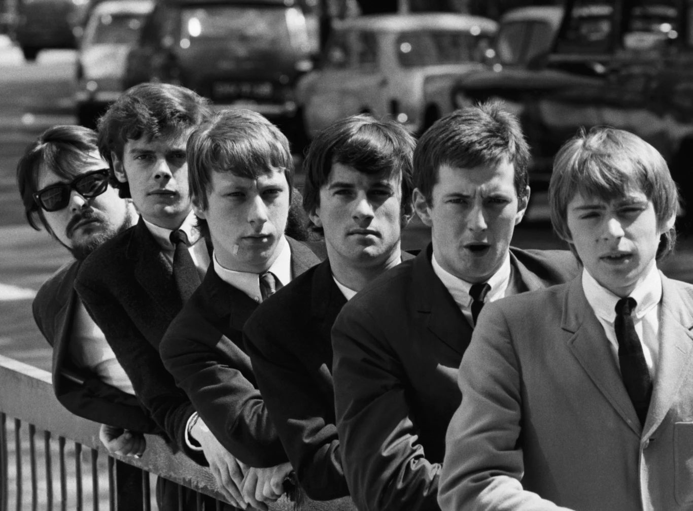 Rozczarowany bardziej komercyjnym brzmieniem po 18 miesiącach porzucił The Yardbirds i rozpoczął współpracę z John Mayall's Bluesbreakers. Na swoje miejsce w The Yardbirds polecił swojego przyjaciela Jimmy'ego Page'a (późniejszego muzyka Led Zeppelin), ale ten zaproponował Jeffa Becka. Ostatecznie niewiele ponad rok później Page także pojawił się w The Yardbirds, sprawiając, że tym zespole pierwsze kroki stawiali trzech z pięciu najlepszych gitarzystów wszech czasów listy "Rolling Stone'a". "Nigdy nie zaakceptowałem tego, że jestem najlepszym gitarzystą na świecie. Zawsze chciałem nim być, ale to jest ideał i zawsze to akceptowałem" - mówił w jednym z wywiadów. W zespole Johna Mayalla też nie wytrzymał zbyt długo (ale wziął udział w nagraniu słynnego albumu "Blues Breakers - John Mayall - With Eric Clapton" wydanego w 1966 r., już po odejściu Claptona). Na zdjęciu The Yardbirds: od lewej Giorgio Gomelsky, Paul Samwell-Smith, Chris Dreja, Jim McCarty, Eric Clapton i Keith Reif. Rozczarowany bardziej komercyjnym brzmieniem po 18 miesiącach porzucił The Yardbirds i rozpoczął współpracę z John Mayall's Bluesbreakers. Na swoje miejsce w The Yardbirds polecił swojego przyjaciela Jimmy'ego Page'a (późniejszego muzyka Led Zeppelin), ale ten zaproponował Jeffa Becka. Ostatecznie niewiele ponad rok później Page także pojawił się w The Yardbirds, sprawiając, że tym zespole pierwsze kroki stawiali trzech z pięciu najlepszych gitarzystów wszech czasów listy "Rolling Stone'a". "Nigdy nie zaakceptowałem tego, że jestem najlepszym gitarzystą na świecie. Zawsze chciałem nim być, ale to jest ideał i zawsze to akceptowałem" - mówił w jednym z wywiadów. W zespole Johna Mayalla też nie wytrzymał zbyt długo (ale wziął udział w nagraniu słynnego albumu "Blues Breakers - John Mayall - With Eric Clapton" wydanego w 1966 r., już po odejściu Claptona). Na zdjęciu The Yardbirds: od lewej Giorgio Gomelsky, Paul Samwell-Smith, Chris Dreja, Jim McCarty, Eric Clapton i Keith Reif.