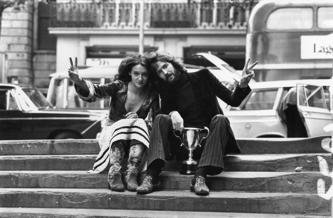 W 1970 roku Clapton zdecydował się na rozpoczęcie kariery solowej i wydał album "Eric Clapton". Niestety płyta nie znalazła uznania w oczach fanów, w związku z czym powstała nowa formacja - Derek And The Dominos. I to właśnie ten zespół nagrał jedną z najsłynniejszych piosenek Claptona - kompozycję "Layla". Piosenka została zaprezentowana na płycie "Layla And Other Assorted Love Songs". Na zdjęciu Eric Clapton i Alice Ormsby Gore, córka Lorda Harlecha, po ogłoszeniu ich zaręczyn - Londyn, koniec lat 60. W 1970 roku Clapton zdecydował się na rozpoczęcie kariery solowej i wydał album "Eric Clapton". Niestety płyta nie znalazła uznania w oczach fanów, w związku z czym powstała nowa formacja - Derek And The Dominos. I to właśnie ten zespół nagrał jedną z najsłynniejszych piosenek Claptona - kompozycję "Layla". Piosenka została zaprezentowana na płycie "Layla And Other Assorted Love Songs". Na zdjęciu Eric Clapton i Alice Ormsby Gore, córka Lorda Harlecha, po ogłoszeniu ich zaręczyn - Londyn, koniec lat 60.