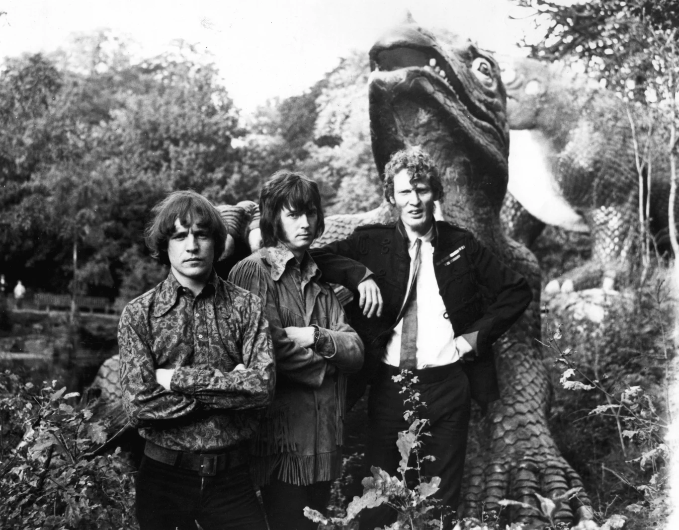 W 1966 roku gitarzysta wraz z Jackiem Bruce'em (bas) i Gingerem Bakerem (perkusja) założył supergrupę - legendarną kapelę Cream. W czasie około trzech lat istnienia nagrali kilka świetnych albumów, między innymi: "Fresh Cream", "Disraeli Gears", "Wheels Of Fire" czy "Goodbye" oraz płyty koncertowe. Po rozwiązaniu Cream w 1969 roku, Clapton przez rok grał w Blind Faith, a następnie dołączył do Delaney And Bonnie And Friends, z którymi nagrał album "Delaney And Bonnie And Friends". Na zdjęciu Cream w połowie lat 60. - od lewej Jack Bruce, Eric Clapton, Ginger Baker. W 1966 roku gitarzysta wraz z Jackiem Bruce'em (bas) i Gingerem Bakerem (perkusja) założył supergrupę - legendarną kapelę Cream. W czasie około trzech lat istnienia nagrali kilka świetnych albumów, między innymi: "Fresh Cream", "Disraeli Gears", "Wheels Of Fire" czy "Goodbye" oraz płyty koncertowe. Po rozwiązaniu Cream w 1969 roku, Clapton przez rok grał w Blind Faith, a następnie dołączył do Delaney And Bonnie And Friends, z którymi nagrał album "Delaney And Bonnie And Friends". Na zdjęciu Cream w połowie lat 60. - od lewej Jack Bruce, Eric Clapton, Ginger Baker.