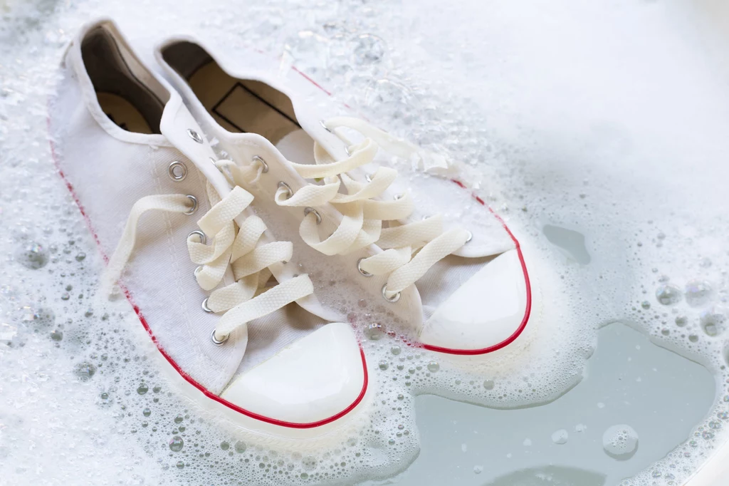 Przed włożeniem butów do pralki trzeba pozbyć się większych zabrudzeń