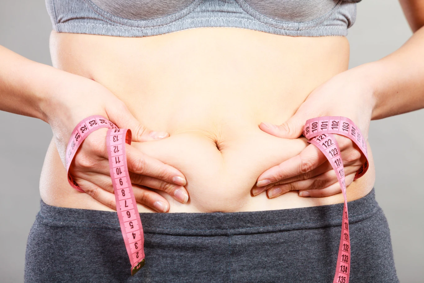 Profesor dr Andreas Michalsen w swojej książce „Zamień leczenie na jedzenie” podzielił się swoim wieloletnim doświadczeniem i zdradził, że w walce z nadwagą najskuteczniejszy jest post interwałowy. Zwiększa on zużycie energii organizmu i pozwala bez problemu schudnąć. Autor przedstawił też listę produktów oraz substancji, które skutecznie tłumią apetyt oraz podkręcają metabolizm. Profesor dr Andreas Michalsen w swojej książce „Zamień leczenie na jedzenie” podzielił się swoim wieloletnim doświadczeniem i zdradził, że w walce z nadwagą najskuteczniejszy jest post interwałowy. Zwiększa on zużycie energii organizmu i pozwala bez problemu schudnąć. Autor przedstawił też listę produktów oraz substancji, które skutecznie tłumią apetyt oraz podkręcają metabolizm.