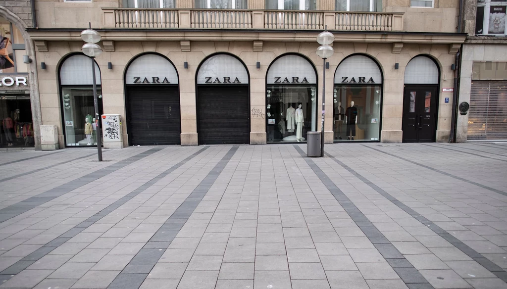 Wyludniony Karlsplatz w Monachium