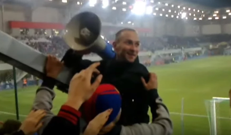 Jarosław Kaszowski czasem prowadził doping kibiców Piasta. Jarosław Kaszowski czasem prowadził doping kibiców Piasta.