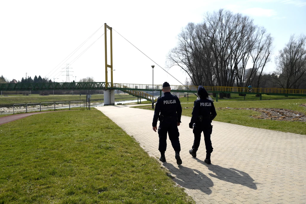 Koronawirus w Polsce. Policyjny patrol na bulwarach w Rzeszowie Koronawirus w Polsce. Policyjny patrol na bulwarach w Rzeszowie