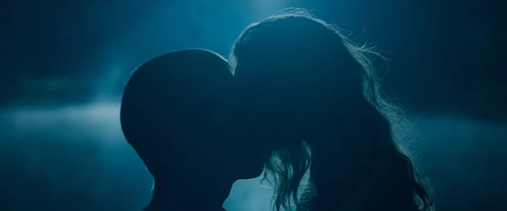 Warto zaznaczyć, że akcja filmu zaczyna się od przyjazdu młodych ludzi na obóz bez internetu. Warto zaznaczyć, że akcja filmu zaczyna się od przyjazdu młodych ludzi na obóz bez internetu.