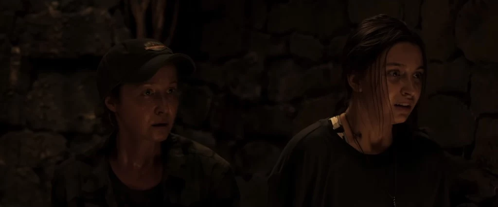 Filmowa opiekunka Iza to klasyczny reprezentant "starszego" pokolenia. Wspomniana wyżej kwestia wypowiedziana przez nią stanowi obraz swoistego wyparcia, gdyż nawet fakt sukcesów Julka (rywalizacja w turnieju światowym o pół miliona dolarów), to dla niej jedynie "siedzenie przed internetem". Filmowa opiekunka Iza to klasyczny reprezentant "starszego" pokolenia. Wspomniana wyżej kwestia wypowiedziana przez nią stanowi obraz swoistego wyparcia, gdyż nawet fakt sukcesów Julka (rywalizacja w turnieju światowym o pół miliona dolarów), to dla niej jedynie "siedzenie przed internetem".