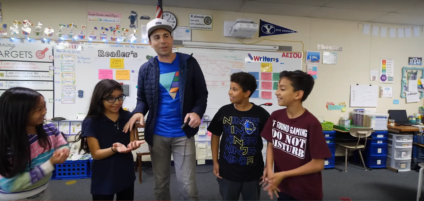 Mark Rober i dzieciaki biorące udział w eksperymencie