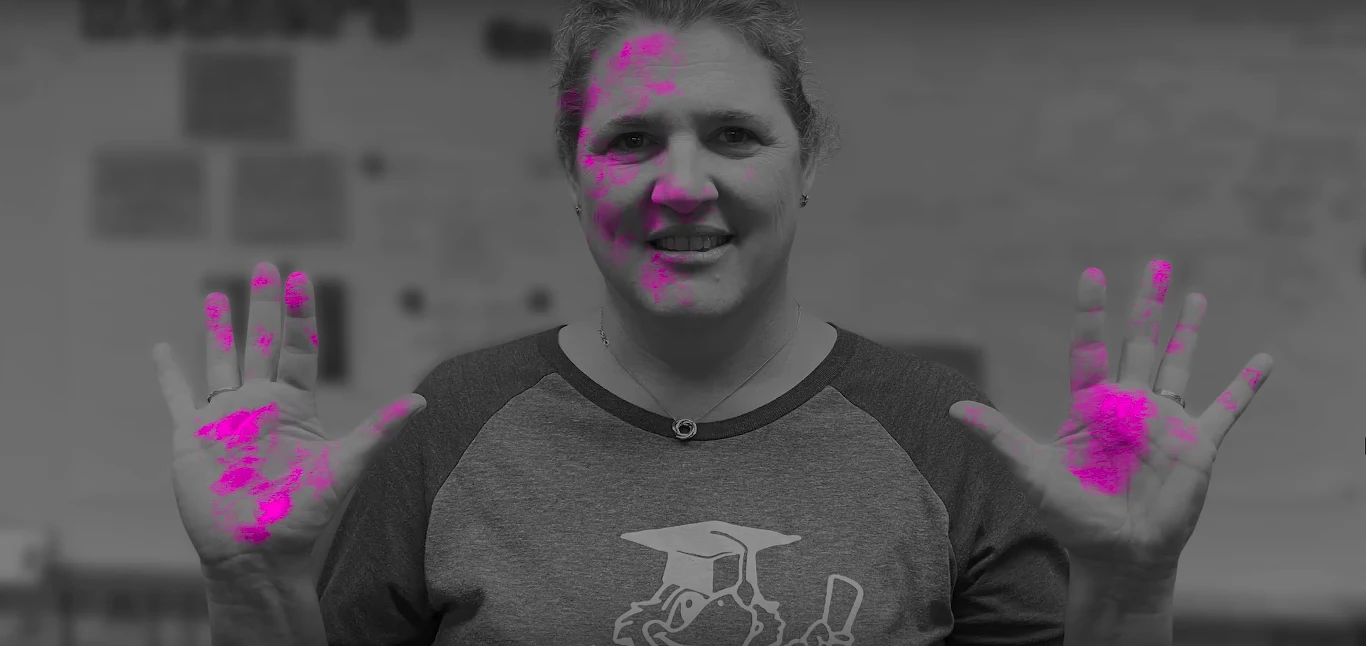 Nauczycielka, która starała się uważać, aby nie przenieść wirusa na powierzchnię twarzy