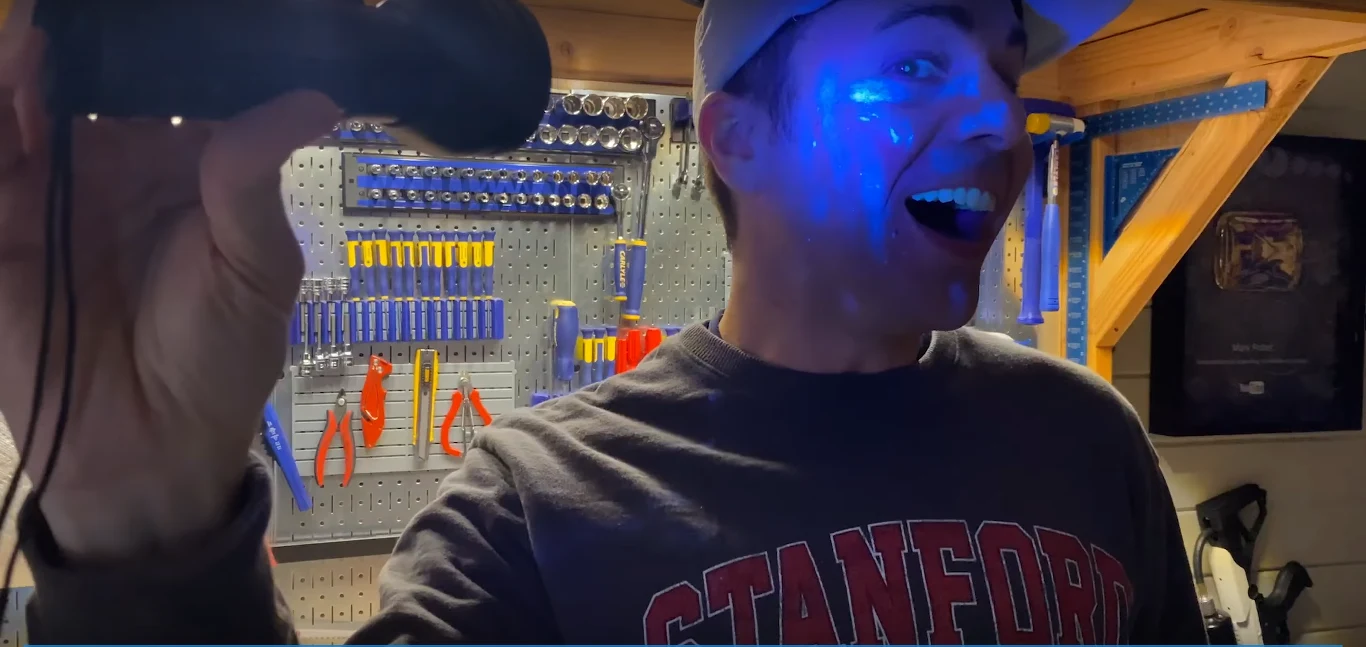 Mark Rober mimo usilnych starań także przeniósł "cząsteczki wirusa" na swoją twarz