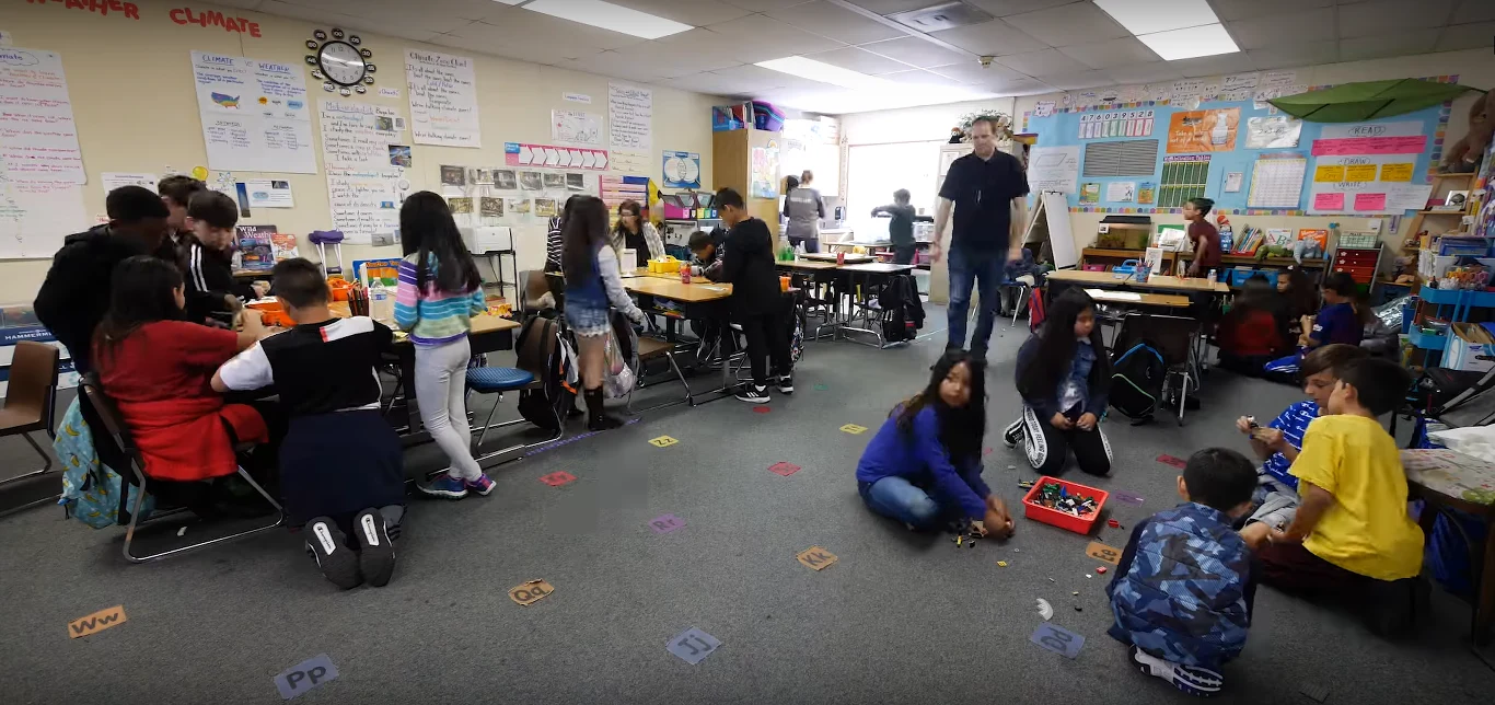 W warunkach szkolnych koronawirus rozniósł się z łatwością. Podobnie rzecz ma się z przestrzeniami biurowymi!