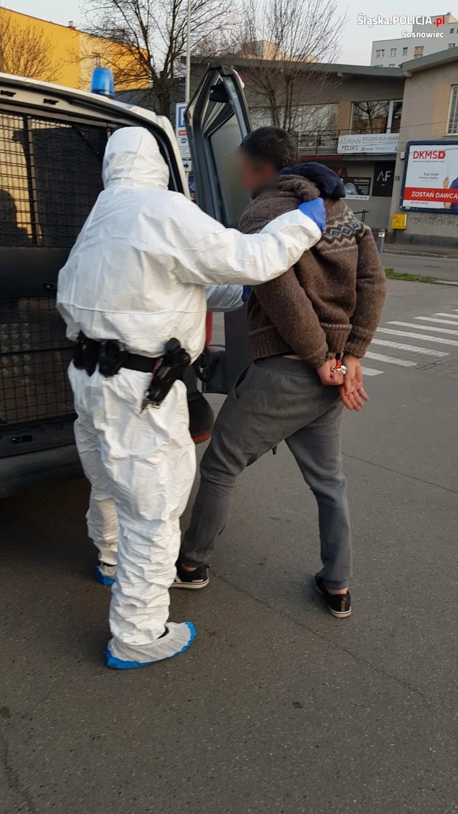 Podczas interwencji policjanci zużyli dwa komplety strojów ochronnych Podczas interwencji policjanci zużyli dwa komplety strojów ochronnych