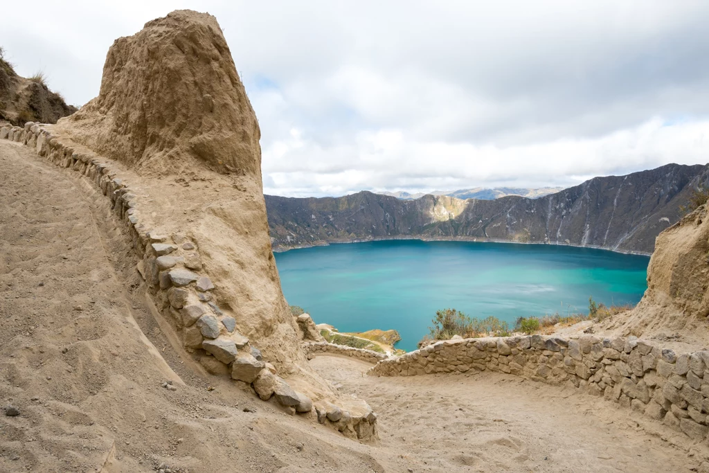 Quilotoa to jezioro stosunkowo młode. Wybuch, który doprowadził do jego powstania, miał miejsce około 600 lat temu. Lawa dotarła aż do oceanu, a pył wulkaniczny opadł na terytorium północnych Andów. Quilotoa to jezioro stosunkowo młode. Wybuch, który doprowadził do jego powstania, miał miejsce około 600 lat temu. Lawa dotarła aż do oceanu, a pył wulkaniczny opadł na terytorium północnych Andów.