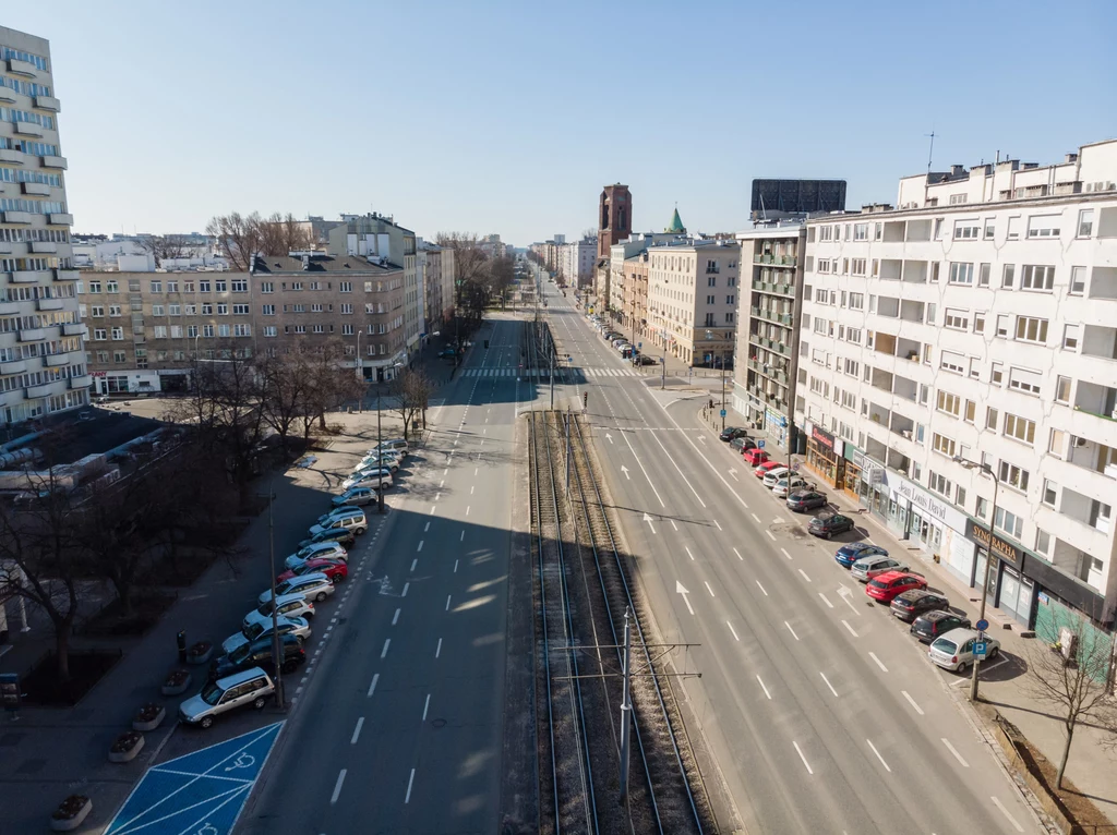 Tak wyglądają obecnie ulice Warszawy. Jednak miasto nie zniosło opłat za parkowanie