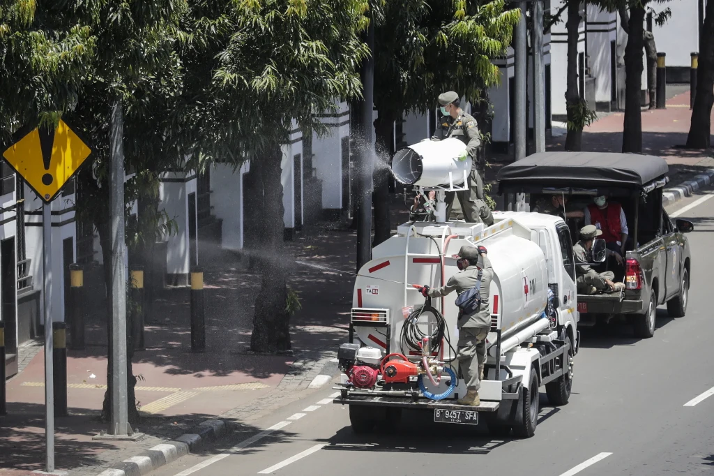 Na zdjęciu: Dezynfekcja ulic w Dżakarcie Na zdjęciu: Dezynfekcja ulic w Dżakarcie