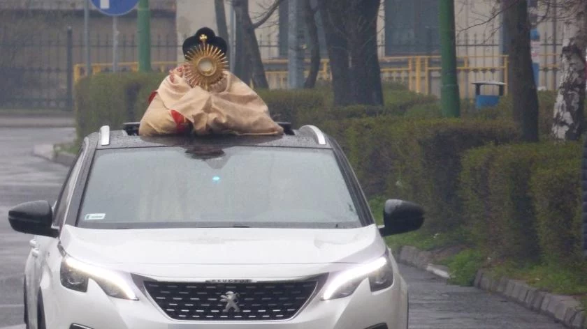 Ksiądz jeździł z monstrancją po Legnicy, a ktoś doniósł na policję, że robił to bez pasów