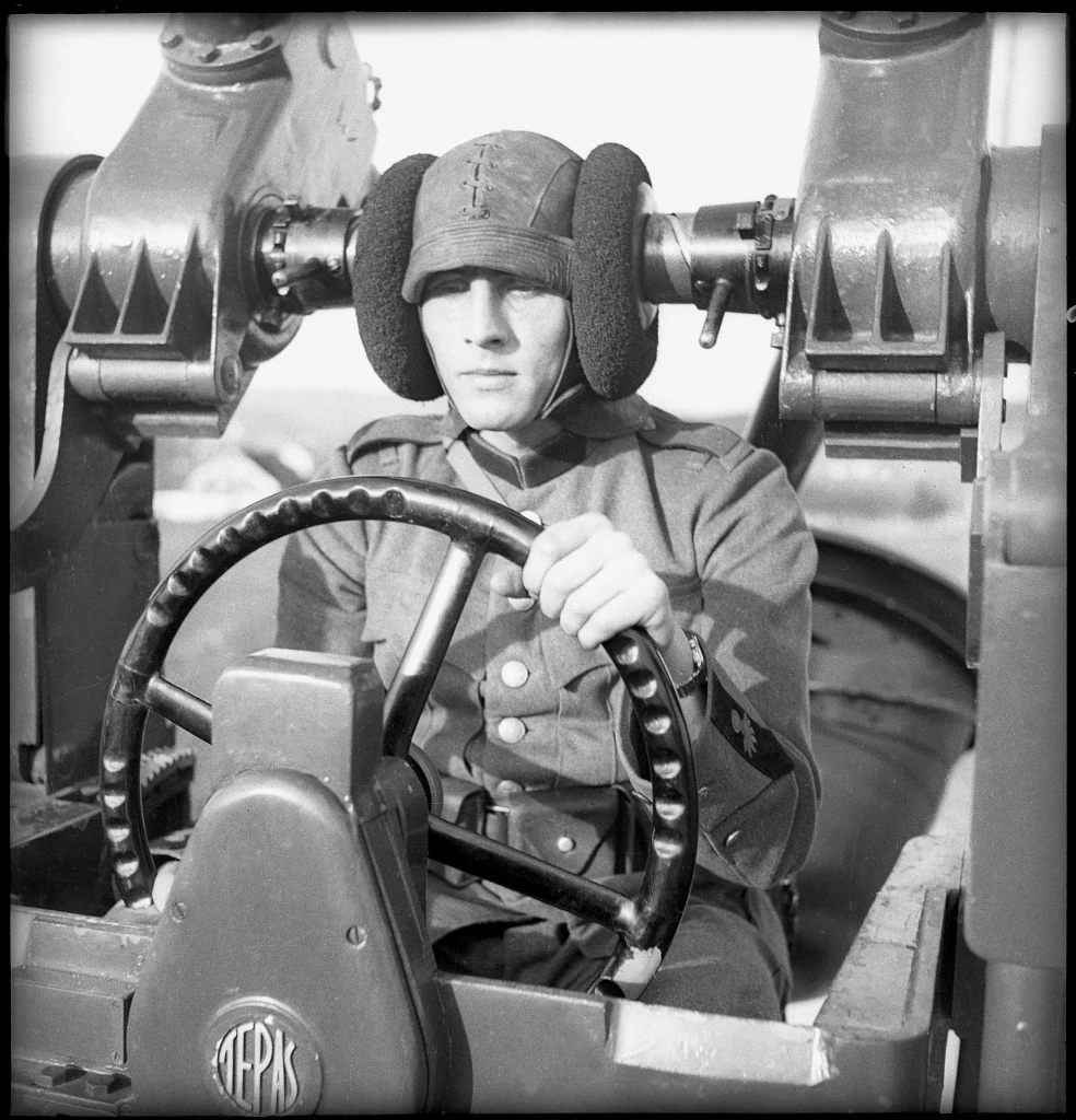Ludzkie radary Zanim skonstruowano pierwszy profesjonalny wojskowy radar, nadlatujące samoloty wykrywano za pomocą gigantycznych uszu. Wraz z rosnącą skutecznością w militarnym wykorzystywaniu samolotów pojawiła się potrzeba zastosowania obrony przeciwlotniczej oraz skutecznego systemu wykrywania tych maszyn. Wiele krajów wdrożyło wówczas pierwsze aparaty nasłuchowe, które obsługiwał żołnierz. Ludzkie radary Zanim skonstruowano pierwszy profesjonalny wojskowy radar, nadlatujące samoloty wykrywano za pomocą gigantycznych uszu. Wraz z rosnącą skutecznością w militarnym wykorzystywaniu samolotów pojawiła się potrzeba zastosowania obrony przeciwlotniczej oraz skutecznego systemu wykrywania tych maszyn. Wiele krajów wdrożyło wówczas pierwsze aparaty nasłuchowe, które obsługiwał żołnierz.