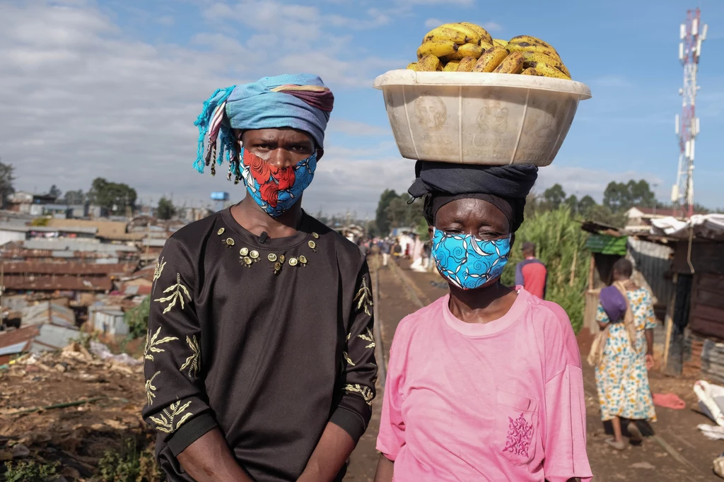 Według danych Uniwersytetu Johnsa Hopkinsa w USA, na kontynencie zostały już tylko trzy kraje oficjalnie wolne od wirusa: Sudan Południowy, Sierra Leone i Lesotho. Na zdjęciu mieszkańcy Nairobi. Według danych Uniwersytetu Johnsa Hopkinsa w USA, na kontynencie zostały już tylko trzy kraje oficjalnie wolne od wirusa: Sudan Południowy, Sierra Leone i Lesotho. Na zdjęciu mieszkańcy Nairobi.