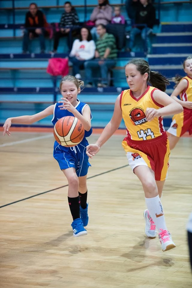 – Inwestowanie w sport ma wielki sens, zwłaszcza na poziomie szkoły podstawowej – przekonuje dyrektor Szkoły Podstawowej nr 100 w Krakowie, Krzysztof Szwed. – Inwestowanie w sport ma wielki sens, zwłaszcza na poziomie szkoły podstawowej – przekonuje dyrektor Szkoły Podstawowej nr 100 w Krakowie, Krzysztof Szwed.