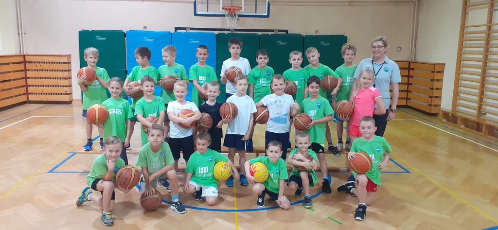 – Inwestowanie w sport ma wielki sens, zwłaszcza na poziomie szkoły podstawowej – przekonuje dyrektor Szkoły Podstawowej nr 100 w Krakowie, Krzysztof Szwed. – Inwestowanie w sport ma wielki sens, zwłaszcza na poziomie szkoły podstawowej – przekonuje dyrektor Szkoły Podstawowej nr 100 w Krakowie, Krzysztof Szwed.