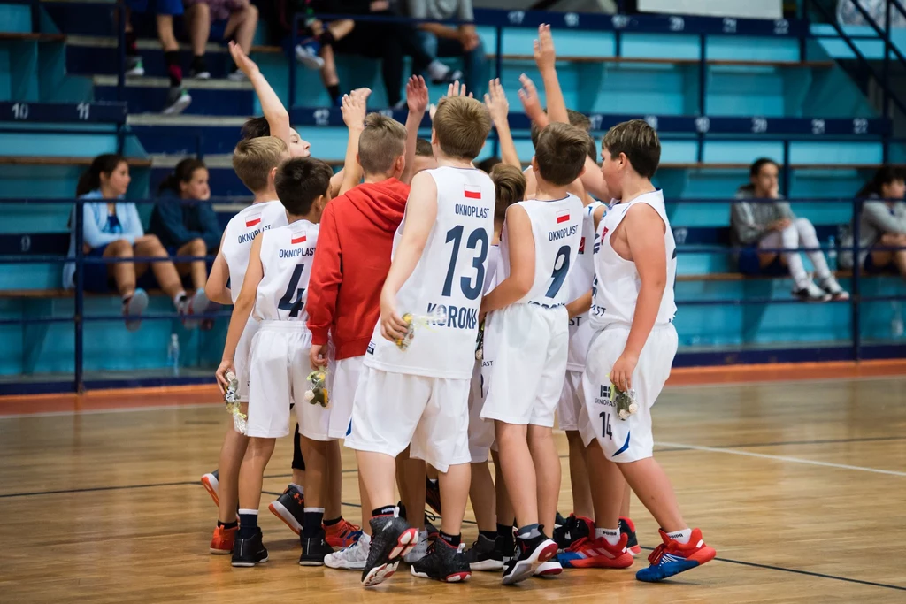 – Inwestowanie w sport ma wielki sens, zwłaszcza na poziomie szkoły podstawowej – przekonuje dyrektor Szkoły Podstawowej nr 100 w Krakowie, Krzysztof Szwed. – Inwestowanie w sport ma wielki sens, zwłaszcza na poziomie szkoły podstawowej – przekonuje dyrektor Szkoły Podstawowej nr 100 w Krakowie, Krzysztof Szwed.