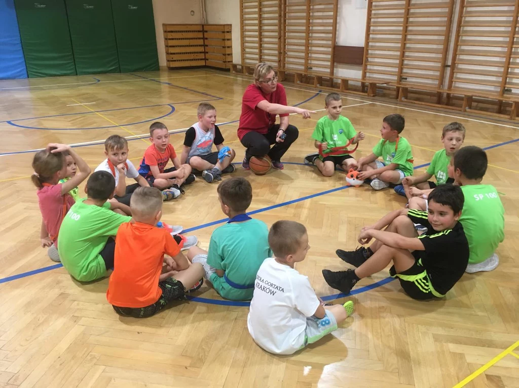 – Inwestowanie w sport ma wielki sens, zwłaszcza na poziomie szkoły podstawowej – przekonuje dyrektor Szkoły Podstawowej nr 100 w Krakowie, Krzysztof Szwed. – Inwestowanie w sport ma wielki sens, zwłaszcza na poziomie szkoły podstawowej – przekonuje dyrektor Szkoły Podstawowej nr 100 w Krakowie, Krzysztof Szwed.