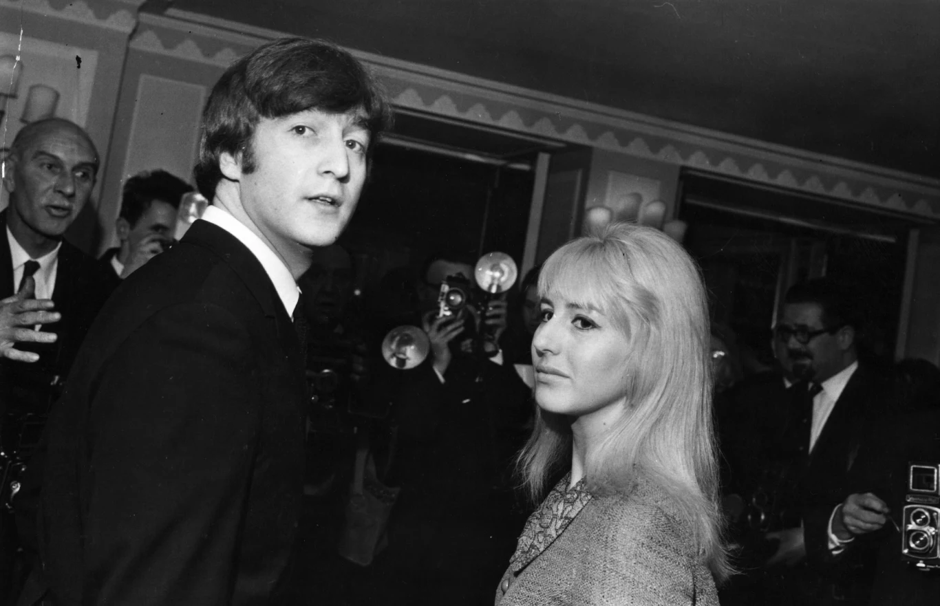 To był koniec lat 50., jeszcze zanim Lennon podbił świat z grupą The Beatles. W 1962 roku wzięli ślub (ceremonia utrzymana była w tajemnicy, bo menedżer Fab Four Brian Epstein bał się, że żonaty Lennon nie będzie już tak atrakcyjny dla młodych fanek zespołu). Niespełna rok później na świat przyszedł Julian Lennon. To był koniec lat 50., jeszcze zanim Lennon podbił świat z grupą The Beatles. W 1962 roku wzięli ślub (ceremonia utrzymana była w tajemnicy, bo menedżer Fab Four Brian Epstein bał się, że żonaty Lennon nie będzie już tak atrakcyjny dla młodych fanek zespołu). Niespełna rok później na świat przyszedł Julian Lennon.